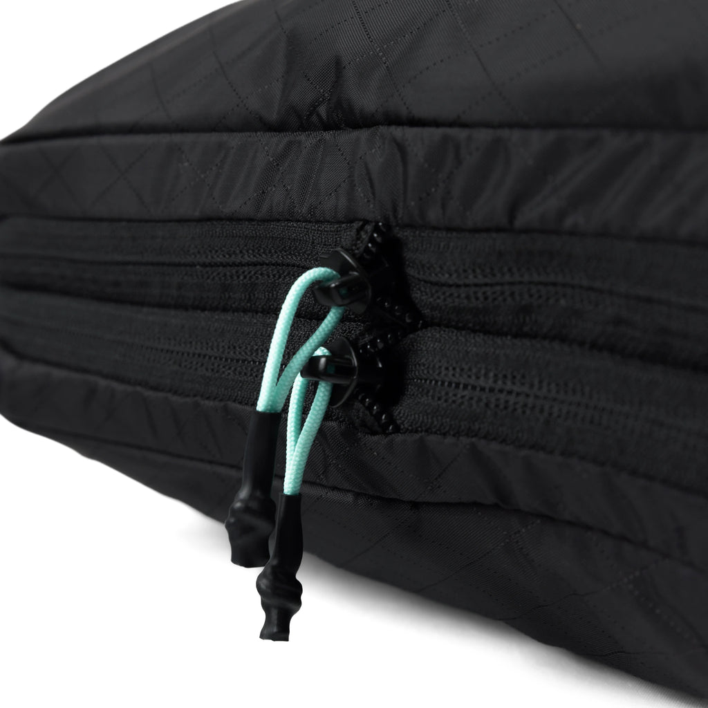 Close view of the compression zip and cord pull on the RYZVOX Packing Cube XL