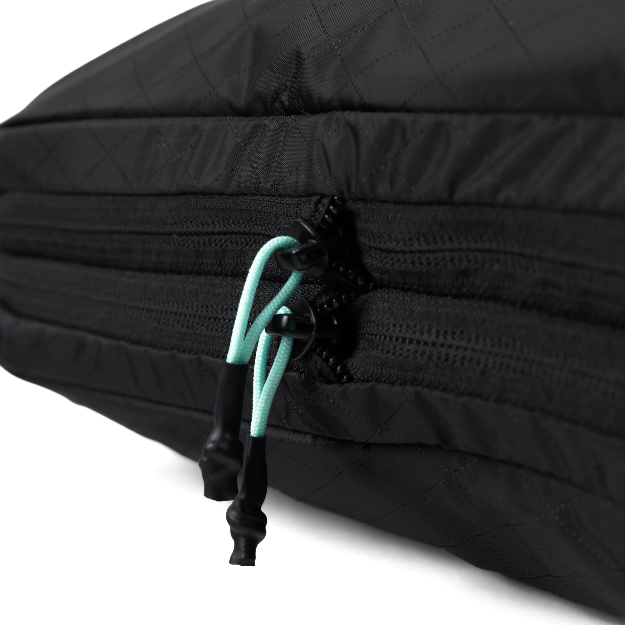 Close view of the compression zip and cord pull on the RYZVOX Packing Cube XL